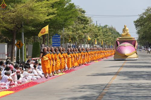 ภาพ No.304569:วันที่ 25 มกราคม พ.ศ. 2569 พิธีต้อนรับพระธรรมยาตรา (ภาพชุดที่ 2) รร.สามัคคีราษฏร์บำรุง-วัดพระธรรมกาย ในโครงการธรรมยาตรา กตัญญูบูชา มหาปูชนียาจารย์ พระมงคลเทพมุนี(สด จนฺทสโร) พระผู้ปราบมาร อนุสรณ์สถาน 7 แห่ง ปีที่ 14