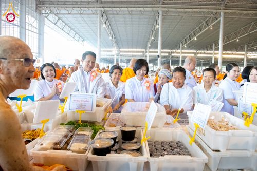 ภาพ No.279169:วันที่ 2 มกราคม พ.ศ.2569 พิธีถวายภัตตาหารเป็นสังฆทาน แด่พระธรรมยาตรา ณ วัดพระธรรมกาย ปทุมธานี ในโครงการธรรมยาตรา กตัญญูบูชา มหาปูชนียาจารย์ พระมงคลเทพมุนี(สด จนฺทสโร) พระผู้ปราบมาร อนุสรณ์สถาน 7 แห่ง ปีที่ 14