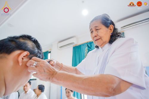 ภาพ No.284469:วันพุธที่ 17  ธันวาคม พ.ศ.2568  พิธีปลงผมนาคธรรมทายาท  โครงการบรรพชาสามเณรและบวชอุบาสิกาแก้ว  ณ วิทยาลัยศรีวิจายา (Sekolah Tinggi Agama Buddha Negeri Sriwijaya) เมืองตังเกอรัง จังหวัดบันเตน ประเทศอินโดนีเซีย