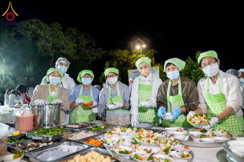 ภาพ No.292503:วันที่ 12 มกราคม พ.ศ. 2569 พิธีถวายภัตตาหารเป็นสังฆทาน แด่พระธรรมยาตรา ณ อนุสรณ์สถานมหาวิหารพระมงคลเทพมุนี (โลตัสแลนด์) อ.สองพี่น้อง จ.สุพรรณบุรี ในโครงการธรรมยาตรา กตัญญูบูชา มหาปูชนียาจารย์ พระมงคลเทพมุนี(สด จนฺทสโร) พระผู้ปราบมาร อนุสรณ์สถาน 7 แห่ง ปี