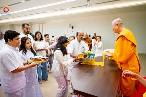 ภาพ No.313139:วันที่ 4 มีนาคม พ.ศ. 2559 หลวงพ่อทัตตชีโว รองเจ้าอาวาสวัดพระธรรมกาย ได้เมตตาถวายการต้อนรับปฏิสันถารพระอาคันตุกะจาก 19 ประเทศ ที่เดินทางมาร่วมงานวันมาฆบูชา ณ วัดพระธรรมกาย