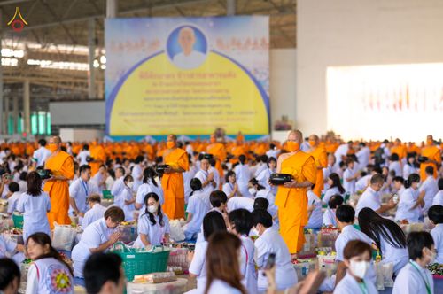 ภาพ No.76769:พิธีตักบาตรข้าวสารอาหารแห้ง  ณ บ้านแก้วเรือนทองคุณยายฯ สภาธรรมกายสากล  วัดพระธรรมกาย จ.ปทุมธานี  ในวันอาทิตย์ต้นเดือนที่ 6 มีนาคม พ.ศ. 2566