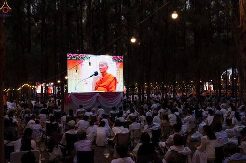 ภาพ No.290106:วันที่ 6 มกราคม พ.ศ. 2569 พิธีจุดประทีปถวายเป็นพุทธบูชา และบูชาธรรมมหาปูชนียาจารย์ (ภาพชุดที่ 2) ณ อนุสรณ์สถานมหาวิหารพระมงคลเทพมุนี (โลตัสแลนด์) อ.สองพี่น้อง จ.สุพรรณบุรี ในโครงการธรรมยาตรา กตัญญูบูชา มหาปูชนียาจารย์ พระมงคลเทพมุนี(สด จนฺทสโร) พระผู้ปรา