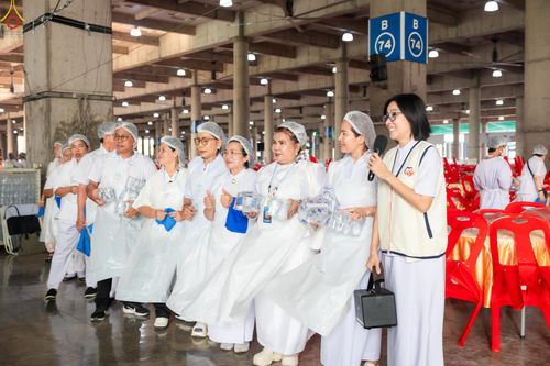 ภาพ No.325784:วันที่ 22 เมษายน พ.ศ.2569(วันคุ้มครองโลก) งานถวายมหาสังฆทาน 40,000 กว่าวัดทั่วประเทศ เจ้าหน้าที่ สาธุชน ร่วมใจจัดเตรียมภัตตาหารเพล (ชุด 2)