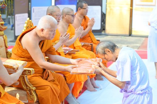 ภาพ No.280799:วันที่ 27 ธันวาคม พ.ศ. 2568  พิธีปลงผมนาคธรรมทายาท โครงการอุปสมบทหมู่บูชาธรรม 81 ปี หลวงพ่อธัมมชโย  ณ สมาคมพุทธ เขตตงช้ง ฮ่องกง