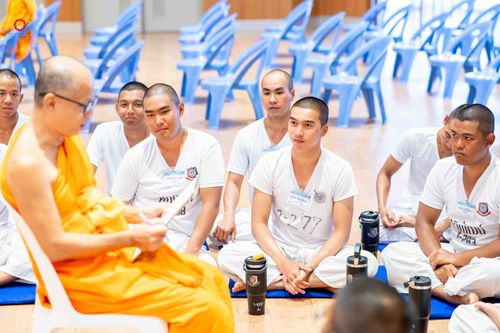 ภาพ No.341074:วันที่ 26 กรกฎาคม พ.ศ. 2569 โครงการพัฒนาคุณธรรม จริยธรรม สำหรับนักเรียนนายสิบตำรวจ (นสต.) รุ่นที่ 17 ศูนย์ฝึกอบรมตำรวจภูธรภาค 1 ได้จัดกิจกรรม ตักบาตรเพื่อน้อมอุทิศถวายเพื่อเป็นพระราชกุศลฯ  และปฏิบัติธรรม ติวธรรมมะ ณ ศูนย์ปฏิบัติธรรมเวิล์ดพีช วัลเล่ย์ (Wo
