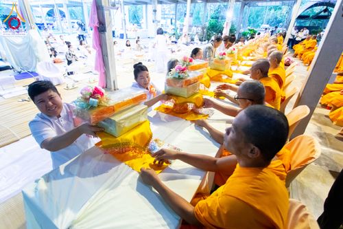 ภาพ No.292584:วันที่ 12 มกราคม พ.ศ. 2569 พิธีถวายภัตตาหารเป็นสังฆทาน แด่พระธรรมยาตรา ณ อนุสรณ์สถานมหาวิหารพระมงคลเทพมุนี (โลตัสแลนด์) อ.สองพี่น้อง จ.สุพรรณบุรี ในโครงการธรรมยาตรา กตัญญูบูชา มหาปูชนียาจารย์ พระมงคลเทพมุนี(สด จนฺทสโร) พระผู้ปราบมาร อนุสรณ์สถาน 7 แห่ง ปี