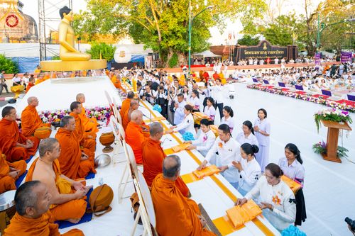 ภาพ No.311186:วันเสาร์ที่ 28 กุมภาพันธ์ พ.ศ. 2569 พิธีตักบาตรพระมหากุศล 11,250 รูป เฉลิมฉลอง 1,250 ปีศรีธรรมราชเจดีย์ สู่มรดกโลก ณ ถนนราชดำเนิน บริเวณหน้าวัดพระมหาธาตุวรมหาวิหาร อ.เมือง จ.นครศรีธรรมราช