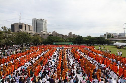 ภาพ No.2886:ตักบาตรบางกรวย 10 สิงหาคม 2555