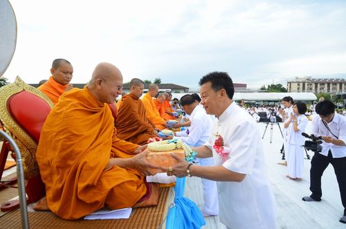 ภาพ No.2887:ตักบาตรบางกรวย 10 สิงหาคม 2555