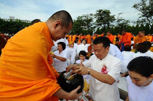 ภาพ No.2889:ตักบาตรบางกรวย 10 สิงหาคม 2555