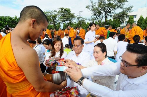 ภาพ No.2895:ตักบาตรบางกรวย 10 สิงหาคม 2555