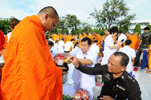 ภาพ No.2894:ตักบาตรบางกรวย 10 สิงหาคม 2555