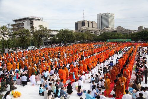 ภาพ No.2892:ตักบาตรบางกรวย 10 สิงหาคม 2555