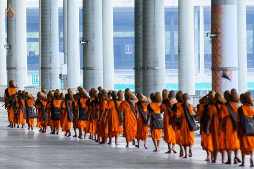 การฝึกเดินธุดงค์ของสามเณร ในโครงการบรรพชาสามเณรเพื่อฟื้นฟูพระพุทธศาสนาทั่วไทย ประจำปี 2566 ณ วิหารคดชั้น2 วัดพระธรรมกาย