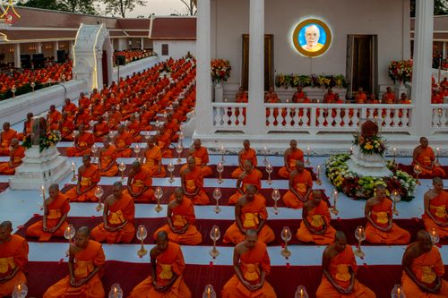 ภาพ No.297089:วันที่ 17 มกราคม พ.ศ. 2569 พิธีจุดประทีปถวายเป็นพุทธบูชา และบูชาธรรมมหาปูชนียาจารย์ (ภาพชุดที่ 2) ณ วัดโบสถ์บน ต.บางคูเวียง จ.นนทบุรี อนุสรณ์สถานลำดับที่ 4 สถานที่เกิดด้วยกายธรรม ในโครงการธรรมยาตรา กตัญญูบูชา มหาปูชนียาจารย์ พระมงคลเทพมุนี(สด จนฺทสโร) พร