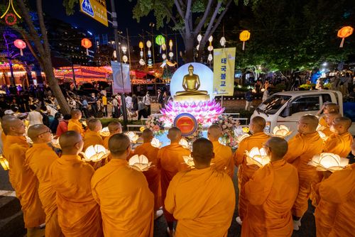 ภาพ No.81115:Lotus Lantern Festival 2023  เทศกาลโคมดอกบัว เนื่องในวันวิสาขบูชา   ของชาวพุทธทุกชาติ ทุกนิกาย ในสาธารณรัฐเกาหลีใต้ วันที่ 20-21 พฤษภาคม พ.ศ. 2566