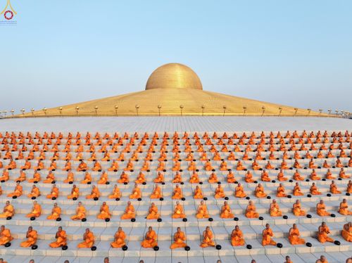 ภาพ No.279742:วันที่ 1 มกราคม พ.ศ.2569 พิธีตักบาตรในวันขึ้นปีใหม่ ณ ลานธรรม วัดพระธรรมกาย