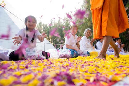 ภาพ No.287512:วันที่ 3 มกราคม พ.ศ. 2569 พิธีต้อนรับพระธรรมยาตรา ในโครงการธรรมยาตรา กตัญญูบูชา มหาปูชนียาจารย์ พระมงคลเทพมุนี(สด จนฺทสโร) พระผู้ปราบมาร อนุสรณ์สถาน 7 แห่ง ปีที่ 14 ณ อนุสรณ์สถานมหาวิหารพระมงคลเทพมุนี (โลตัสแลนด์) อ.สองพี่น้อง จ.สุพรรณบุรี