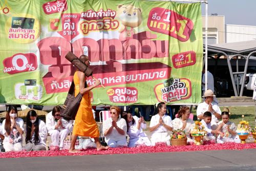 ภาพ No.304182:วันที่ 25 มกราคม พ.ศ. 2569 พิธีต้อนรับพระธรรมยาตรา  รร.สามัคคีราษฏร์บำรุง-วัดพระธรรมกาย ในโครงการธรรมยาตรา กตัญญูบูชา มหาปูชนียาจารย์ พระมงคลเทพมุนี(สด จนฺทสโร) พระผู้ปราบมาร อนุสรณ์สถาน 7 แห่ง ปีที่ 14