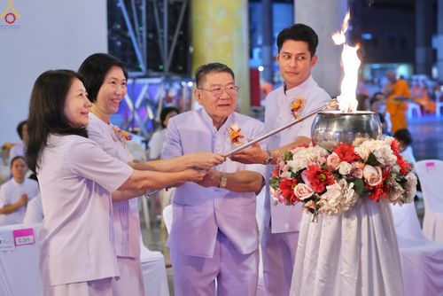 ภาพ No.331034:วันวิสาขบูชา อาทิตย์ที่ 31 พฤษภาคม พ.ศ.2569 พิธีจุดวิสาขประทีป , พิธีเวียนประทักษิณ  รอบพระมหาธรรมกายเจดีย์  และพิธีฉลองชัยสวดมนต์บทธัมมจักกัปปวัตนสูตร  ครบ 8,415,000,000 จบ ณ วัดพระธรรมกาย