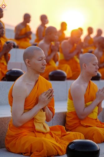 ภาพ No.279721:วันที่ 1 มกราคม พ.ศ.2569 พิธีตักบาตรในวันขึ้นปีใหม่ ณ ลานธรรม วัดพระธรรมกาย