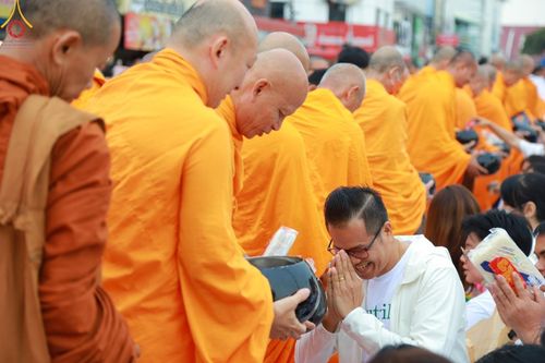 ภาพ No.126268:พิธีทำบุญเมืองนครราชสีมา ฉลอง 556 ปี ตักบาตรพระ 10,000 รูป ในวันเสาร์ที่ 2 มีนาคม พ.ศ.2567 ณ อนุสาวรีย์ท้าวสุรนารี จ.นครราชสีมา จัดโดย คณะสงฆ์จังหวัดนครราชสีมา ร่วมกับสำนักงานจังหวัดนครราชสีมา