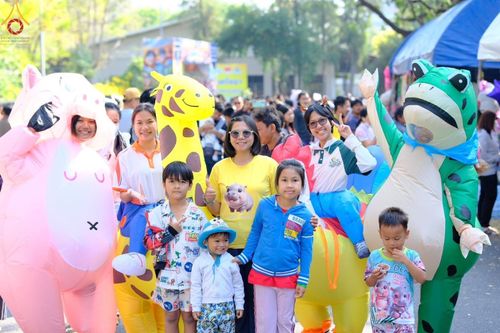 ภาพ No.194092:วัดพระธรรมกาย จัดงานวันเด็กแห่งชาติ ประจำปี พ.ศ.2568 ออกร้านอาหาร 200 ร้าน มอบของขวัญหลายหมื่นชิ้น วันที่ 12 มกราคม พ.ศ. 2568 วัดพระธรรมกาย อ.คลองหลวง จ.ปทุมธานี