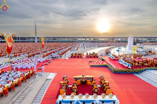 ภาพ No.221787:วันอังคารที่ 22 เมษายน พ.ศ. 2568 ภาพพิธีถวายมหาสังฆทานคณะสงฆ์ 40,000 กว่าวัดทั่วประเทศ เนื่องในวันคุ้มครองโลก ชุดที่ 2 (ปลื้มให้สมการรอคอย) ณ ลานธรรมพระมหาธรรมกายเจดีย์ วัดพระธรรมกาย