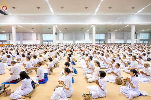 ภาพ No.139292:พิธีตักบาตร , พิธีบูชาข้าวพระ ณ ห้องแก้วสารพัด 1 สภาธรรมกายสากล วัดพระธรรมกาย วันอาทิตย์ต้นเดือนที่ 2 มิถุนายน พ.ศ. 2567