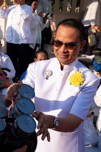 ภาพ No.197865:พิธีตักบาตรพระธรรมยาตรา ณ อนุสรณ์สถานลำดับที่ 4 สถานที่เกิดด้วยกายธรรม วัดโบสถ์(บน) ต.บางคูเวียง จ.นนทบุรี ในโครงการธรรมยาตรา กตัญญูบูชา มหาปูชนียาจารย์ พระมงคลเทพมุนี(สด จนฺทสโร) พระผู้ปราบมาร อนุสรณ์สถาน 7 แห่ง ปีที่ 13 วันที่ 19 มกราคม พ.ศ. 2568