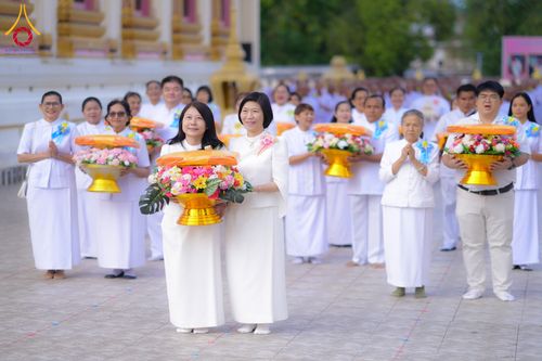 ภาพ No.278567:วันอาทิตย์ที่ 14 ธันวาคม พ.ศ.2568  พิธีเวียนประทักษิณ พิธีวันทาสีมาพระประธาน โครงการบวชบูชาธรรมมหาปูชนียาจารย์ ของศูนย์ปฏิบัติธรรมบุรีรัมย์ ณ วัดกลาง พระอารามหลวง จังหวัดบุรีรัมย์