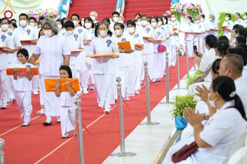 ภาพ No.86336:วันธรรมชัย ปีที่ 55 พิธีทอดผ้าป่ากฐินสมทบครั้งที่1, พิธีเจริญพุทธมนต์ ลูกนิมิตมหาสมบัติฯ พิธีจุดประทีป,พิธีฉลองชัยสวดมนต์บทธัมมจักกัปปวัตนสูตร วันอาทิตย์ที่ 27 สิงหาคม พ.ศ.2566 ณ สภาธรรมกายสากล / มหารัตนวิหารคด วัดพระธรรมกาย