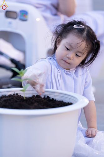 ภาพ No.90198:พิธีปลูกทรัพย์บานชื่น  เนื่องใน 139 ปี วันคล้ายวันเกิดด้วยรูปกายเนื้อ พระมงคลเทพมุนี (สด จนฺทสโร) พระผู้ปราบมาร วันอังคารที่ 10 ตุลาคม พ.ศ. 2566 ณ วัดพระธรรมกาย จ.ปทุมธานี