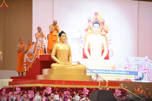 ภาพ No.84747:พิธีบรรจุพระบรมสารีริกธาตุภายในเกตุดอกบัวตูม องค์พระประธาน ณ ห้องแก้วสารพัดนึก 2 วัดพระธรรมกาย ในวันอาสาฬหบูชา อังคารที่ 1 สิงหาคม พ.ศ.2566