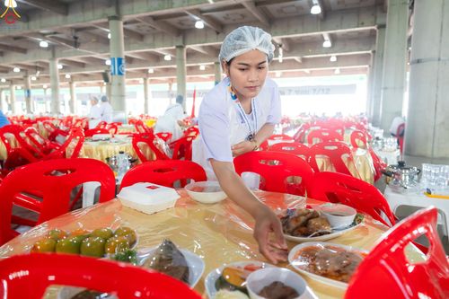 ภาพ No.325837:วันที่ 22 เมษายน พ.ศ.2569(วันคุ้มครองโลก) งานถวายมหาสังฆทาน 40,000 กว่าวัดทั่วประเทศ เจ้าหน้าที่ สาธุชน ร่วมใจจัดเตรียมภัตตาหารเพล (ชุด 2)