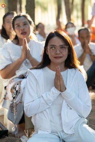 ภาพ No.290058:วันที่ 6 มกราคม พ.ศ. 2569 พิธีจุดประทีปถวายเป็นพุทธบูชา และบูชาธรรมมหาปูชนียาจารย์ (ภาพชุดที่ 2) ณ อนุสรณ์สถานมหาวิหารพระมงคลเทพมุนี (โลตัสแลนด์) อ.สองพี่น้อง จ.สุพรรณบุรี ในโครงการธรรมยาตรา กตัญญูบูชา มหาปูชนียาจารย์ พระมงคลเทพมุนี(สด จนฺทสโร) พระผู้ปรา