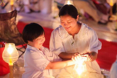 ภาพ No.294071:วันที่ 13 มกราคม พ.ศ. 2569 พิธีจุดประทีปถวายเป็นพุทธบูชา และบูชาธรรมมหาปูชนียาจารย์  (ภาพชุดที่ 2) ณ วัดสองพี่น้อง ต.ต้นตาล อ.สองพี่น้อง จ.สุพรรณบุรี ในโครงการธรรมยาตรา กตัญญูบูชา มหาปูชนียาจารย์ พระมงคลเทพมุนี(สด จนฺทสโร) พระผู้ปราบมาร อนุสรณ์สถาน 7 แห่