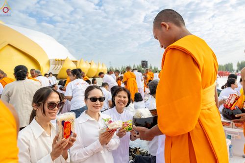 ภาพ No.302687:วันที่ 24 มกราคม พ.ศ. 2569 พิธีตักบาตรพระธรรมยาตรา(ภาพชุดที่ 2) ณ อนุสรณ์สถานลำดับที่ 5 สถานที่เผยแผ่วิชชาธรรมกายครั้งแรก อนุสรณ์สถานบางปลา วัดบางปลา อำเภอบางเลน จังหวัดนครปฐม ในโครงการธรรมยาตรา กตัญญูบูชา มหาปูชนียาจารย์ พระมงคลเทพมุนี(สด จนฺทสโร) พระผู