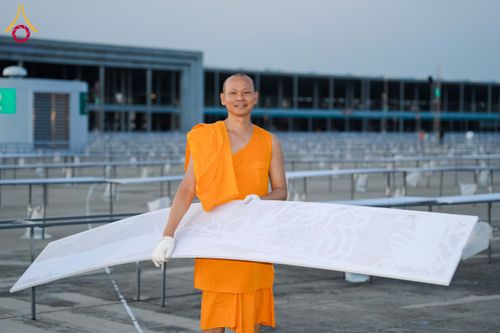 ภาพ No.326451:วันที่ 26 -27 เมษาบน พ.ศ.2569 การเก็บงานแผ่นหน้าโต๊ะที่ลานธรรม งานถวายมหาสังฆทาน 40,000 กว่าวัดทั่วประเทศ ณ ลานธรรม วัดพระธรรมกาย