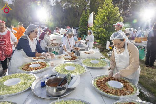 ภาพ No.289588:วันที่ 7 มกราคม พ.ศ. 2569 พิธีถวายภัตตาหารเป็นสังฆทาน แด่พระธรรมยาตรา ในโครงการธรรมยาตรา กตัญญูบูชา มหาปูชนียาจารย์ พระมงคลเทพมุนี(สด จนฺทสโร) พระผู้ปราบมาร อนุสรณ์สถาน 7 แห่ง ปีที่ 14 ณ อนุสรณ์สถานมหาวิหารพระมงคลเทพมุนี (โลตัสแลนด์) อ.สองพี่น้อง จ.สุพรร