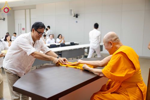 ภาพ No.324888:วันพฤหัสบดีที่ 23 เมษายน พ.ศ.2569  หลวงพ่อทัตตชีโว รองเจ้าอาวาสวัดพระธรรมกาย ถวายการต้อนรับและปฏิสันถารคณะชาวอินโดนีเซีย