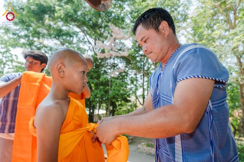 ภาพ No.317697:วันพฤหัสบดีที่ ๒ เมษายน พ.ศ.๒๕๖๙ พิธีบรรพชาสามเณรภาคฤดูร้อน น้อมบูชาธรรมอายุวัฒนมงคล ๘๒ ปี หลวงพ่อธัมมชโย และ ถวายเป็นพระราชกุศลแด่ สมเด็จพระกนิษฐาธิราชเจ้ากรมสมเด็จพระเทพรัตน์ราชสุดาฯ สยามบรมราชกุมารี รุ่นที่ ๑๓ ณ วัดทุ่งเจริญธรรม อำเภออมก๋อย จังหวัดเชี