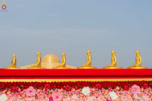 ภาพ No.79071:พิธีอัญเชิญองค์พระบรมพุทธเจ้า 24 องค์ เวียนประทักษิณรอบพระมหาธรรมกายเจดีย์ ณ วัดพระธรรมกาย  วันที่ 2 เมษายน พ.ศ. 2566