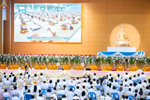 ภาพ No.84433:พิธีถวายผ้าอาบน้ำฝนและประทีปโคมไฟ ในวันอาสาฬหบูชา ณ ห้องแก้วสารพัดนึก 1 วัดพระธรรมกาย วันอังคารที่ 1 สิงหาคม พ.ศ. 2566