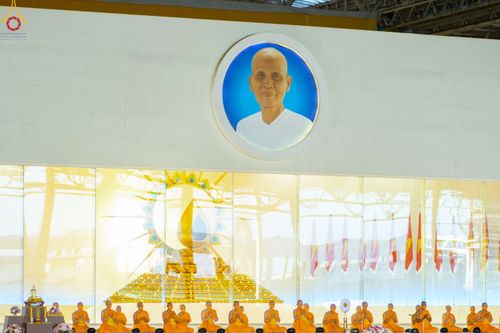 ภาพ No.81452:พิธีตักบาตร ข้าวสารอาหารแห้ง และพิธีบูชาข้าวพระ ณ สภาธรรมกายสากล วัดพระธรรมกาย วันเสาร์ที่ 3 มิถุนายน 2566