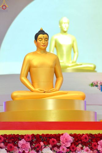 ภาพ No.83613:พิธีวางแผ่นจารึกชื่อและพิธีวางพวงมาลัยสักการะพระประธาน วันอาทิตย์ที่ 16 กรกฎาคม พ.ศ. 2566 ณ รัตนบัลลังก์ สภาธรรมกายสากล วัดพระธรรมกาย