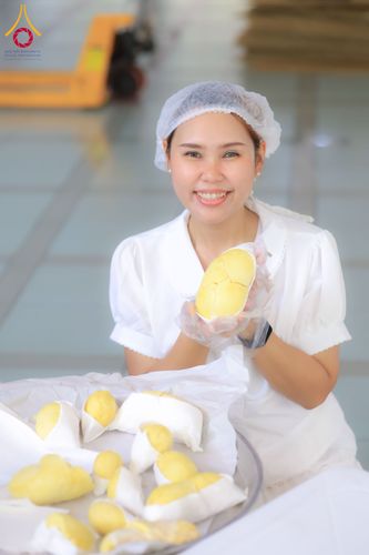 ภาพ No.323591:วันที่ 21 เมษายน 2569 ปอกทุเรียน 26 ตัน 75,000 กล่อง เตรียมงานถวายสังฆทาน40000กว่าวัดทั่วประเทศ