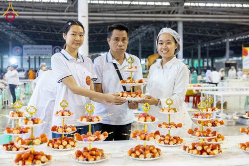 ภาพ No.303522:วันที่ 27 มกราคม พ.ศ. 2569 พิธีถวายภัตตาหารเป็นสังฆทาน แด่พระธรรมยาตรา ณ วัดพระธรรมกาย  จังหวัดปทุมธานี ในโครงการธรรมยาตรา กตัญญูบูชา มหาปูชนียาจารย์ พระมงคลเทพมุนี(สด จนฺทสโร) พระผู้ปราบมาร อนุสรณ์สถาน 7 แห่ง ปีที่ 14