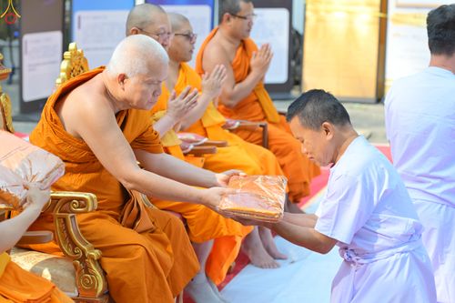 ภาพ No.280796:วันที่ 27 ธันวาคม พ.ศ. 2568  พิธีปลงผมนาคธรรมทายาท โครงการอุปสมบทหมู่บูชาธรรม 81 ปี หลวงพ่อธัมมชโย  ณ สมาคมพุทธ เขตตงช้ง ฮ่องกง